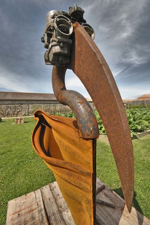 Les oeuvres du Métalo-déchéticien Christian Champin exposées dans le jardin de l'auberge de la Fontaine aux Bretons à Pornic - d'Avril à Août 2009 