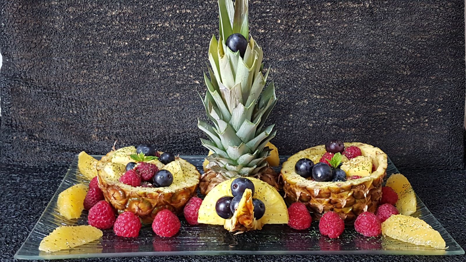 Nouvelle découpe d'ananas pour composition plateau de fruits 