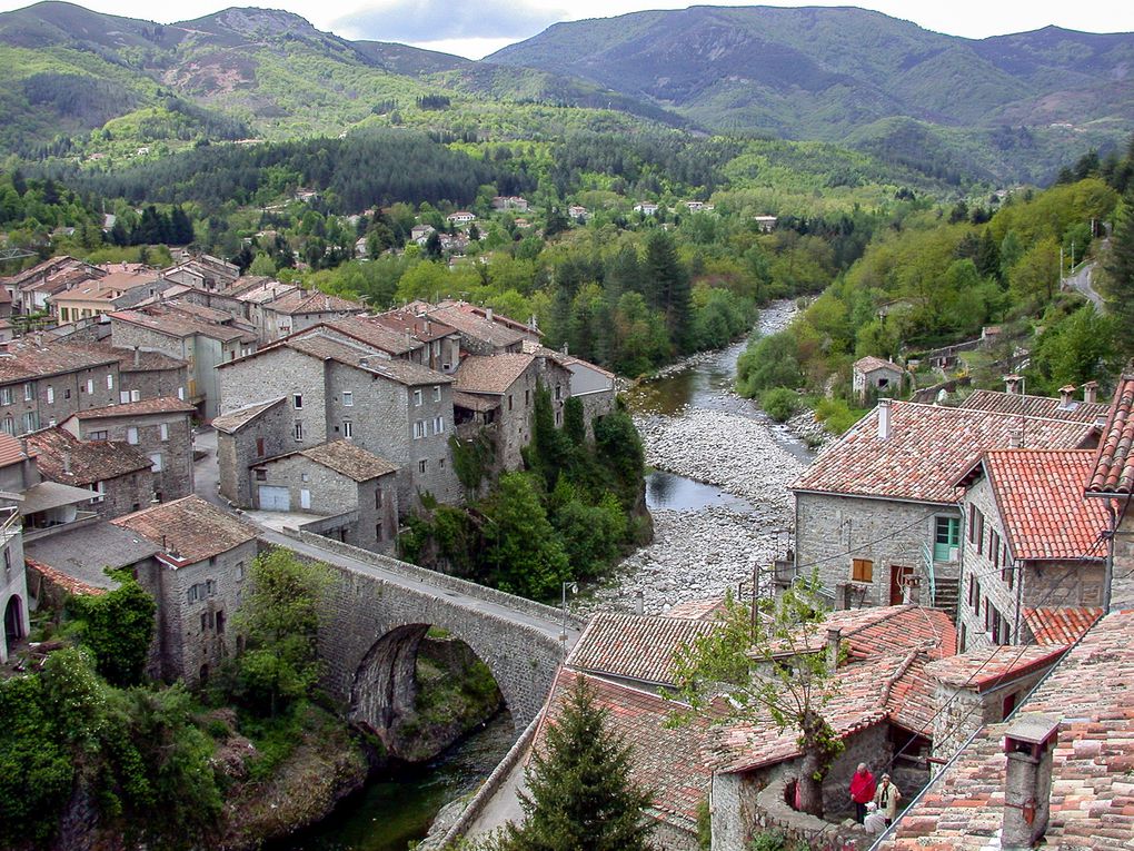 Quelques photos du bourg médiéval de Jaujac dont le Château et le pont sur le Lignon.