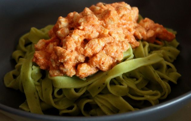 Tagliatelles au basilic, dinde sautée et sauce ricotta / tomate