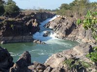 multiples chutes d eau assez impressionnantes sur cette partie du fleuve Mékong, dessinant ainsi une sorte de caniyon 