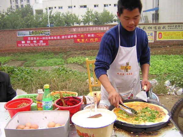 <p>Tous les plats du Sichuan et du Yunnan que nous avons eu la chance de g&ocirc;uter.&nbsp;Mais aussi des plats indiens, des sp&eacute;cialit&eacute;s du Xin jiang: la r&eacute;gion musulmane de Chine, des plats tib&eacute;tains et de l'alcool de beurre de Yach rance, du th&eacute; vert, des baozi, des brochettes...</p>