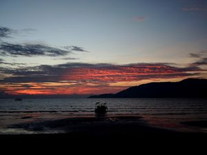 Et comme on est des warriors avec Vivi, on a mis le réveil à 6h30 un matin, pour voir le lever de soleil depuis la plage, orientée pleine Est