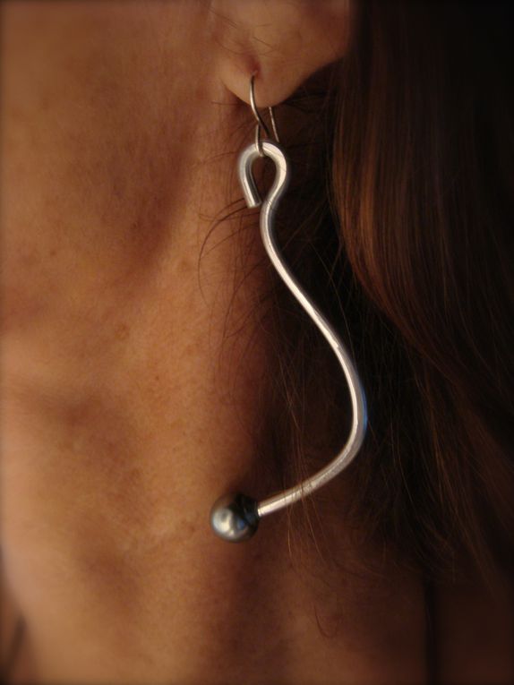 Boucles d'oreilles soit en aluminium soit alliage d'aluminium avec perles de Tahiti