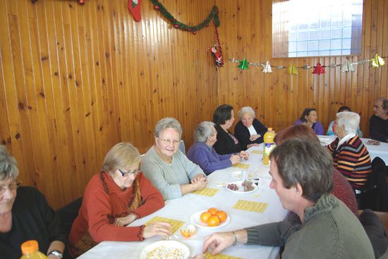 Organisé par la municipalité, le gouter des Aînés est devenu une institution à Vèbre; il permet aux plus anciens de passer un agréable après midi de boire et manger quelque peu et de passer un agréable monent
Un merveillux instant de bonheu