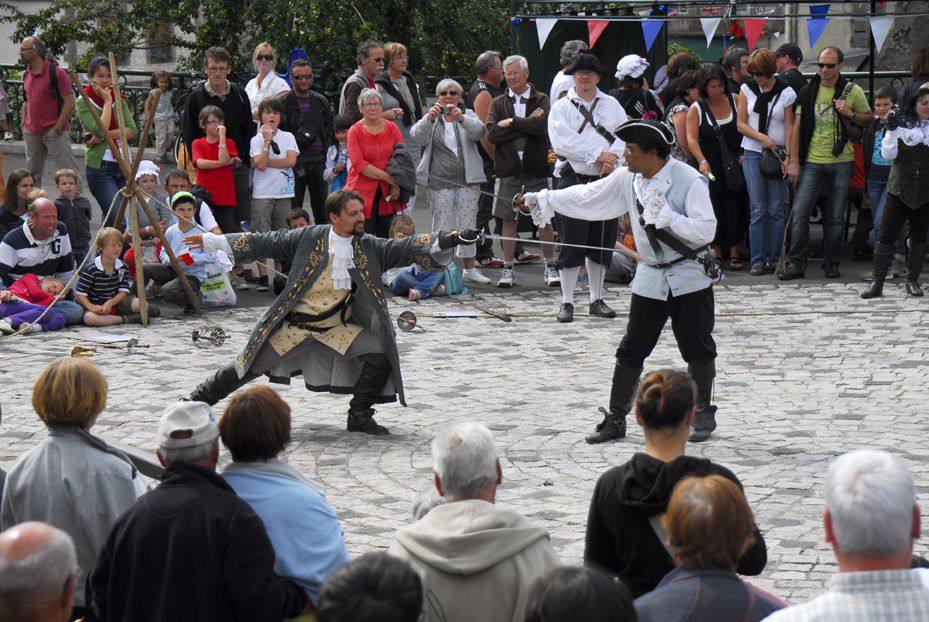 Prestation d'escrime artistique dans le cadre de la fête de la révolution à Murol (63 - Auvergne)