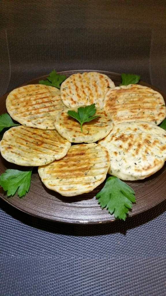 petits pains plats à l'ail et aux herbes (Flat Bread)