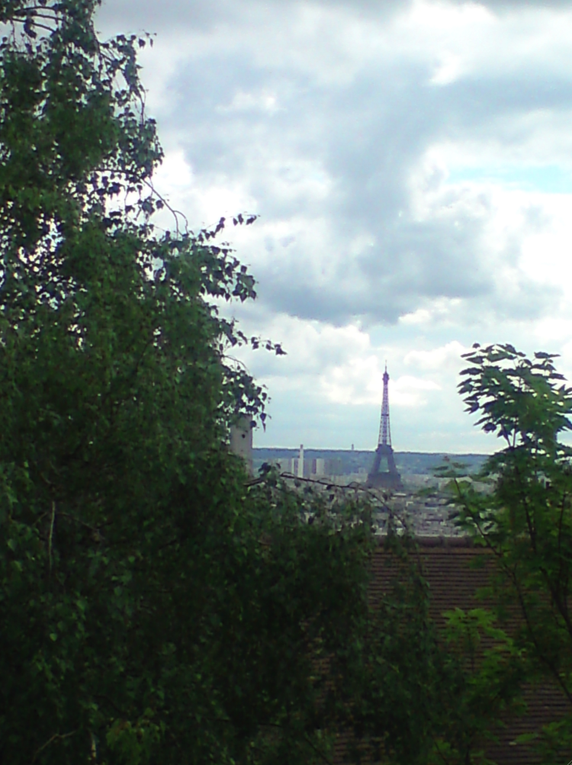 La tour Eiffel vue de la rue St Éleuthère située au bas de la Basilique du Sacré-Coeur