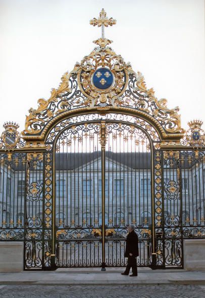 Les grilles de l'h&ocirc;tel-dieu avant et apr&egrave;s restauration