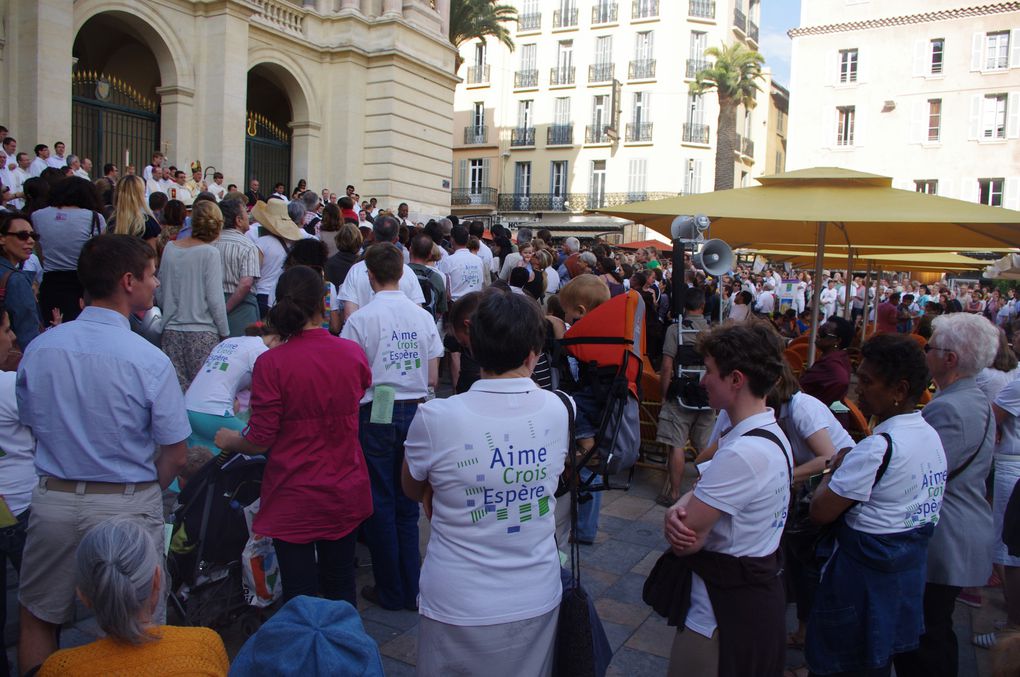 Grande procession en présence de Mgr Rey et Mgr Fisichella dans les rues du Centre ville