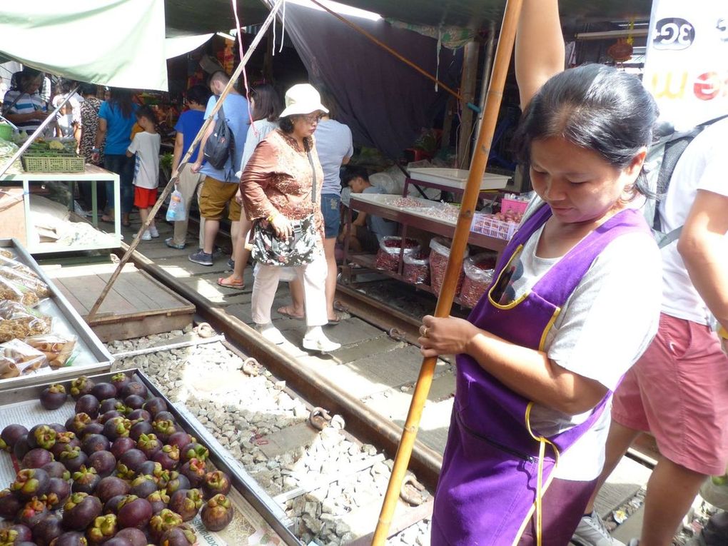 Mae Klong - Le train dans le marché