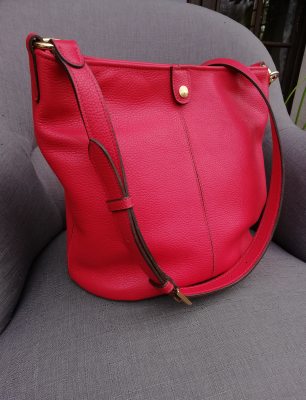 Livraison d'un Sac seau taurillon rosso // Bucket handbag in rosso calfskin