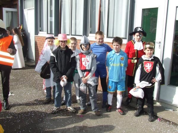 Pour la 2e édition, les élèves de l'école maternelle et de l'école élémentaire ont défilé dans le village accompagnés de la fanfare.