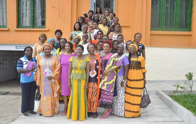 fete des meres : Henriette Lagou offre des pagnes au réseau des femmes journalistes et professionelles de la communication