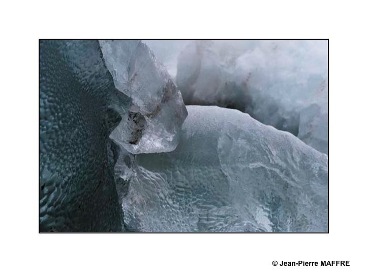 Les iceberg, véritables chefs-d'œuvres de la nature, sont des blocs de glace d'eau douce qui dérivent sur l'eau après s’être détachés d’un glacier ou d'une barrière de glace flottante.