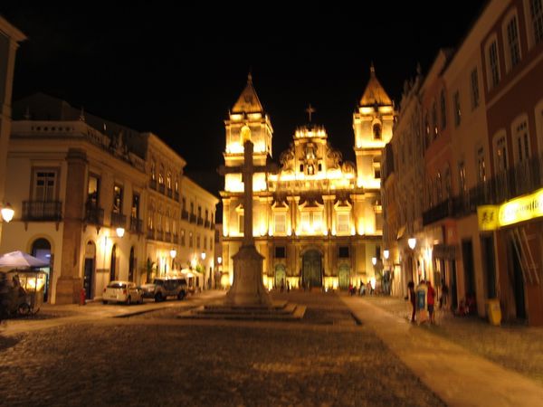 La place Terreiro de Jésus et notre hôtel 