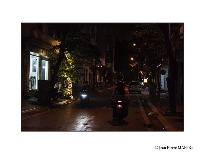 La nuit, dans la "rue des Occidentaux" de Hanoï, des mini concerts en plein air sont souvent organisés.