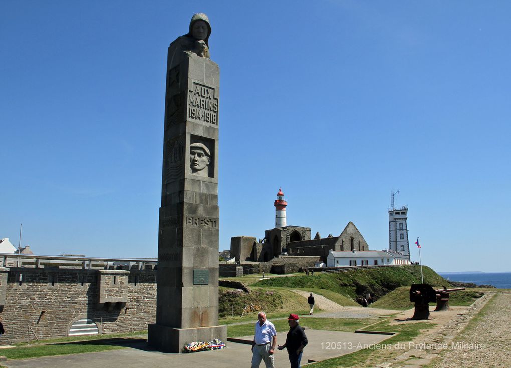 Dim 13 mai 2012 - visite de l'association des anciens du Prytanée Militaire. Dépôt de gerbes à la stèle et moment de recueillement au cénotaphe. En présence du VAE Labonne, Préfet Maritime de  l'Atlantique et de M Bacor, maire de Plougonvelin