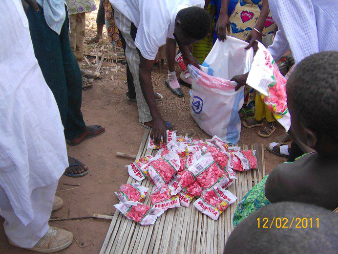 Distribution des bonbons du conteneur reçu en 2011 grâce aux efforts de Franziska et Leo Strauch d'Allemagne. Le nom de photo indique en même temps le lieu de la paroisse. C'est juste quelques exemples, car tous les diocèses du Togo et quelques p