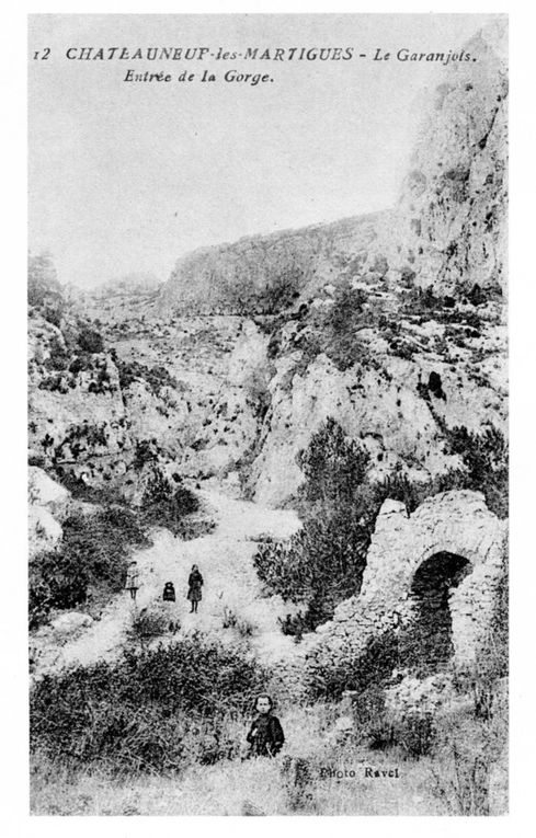 Cartes postale de Chateauneuf Les Martigues où la troupe séjourna de septembre 1911 à novembre 1912. Quelques fois, sur ses clichés, il met en scène ses enfants