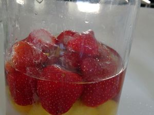 Peser les fruits et mettre la moitié du poid en sucre blanc, couvrir d'alcool de fruit, 1 gousse de vanille. Laisser macérer 3 mois, de temps en temps tourner les bocaux.