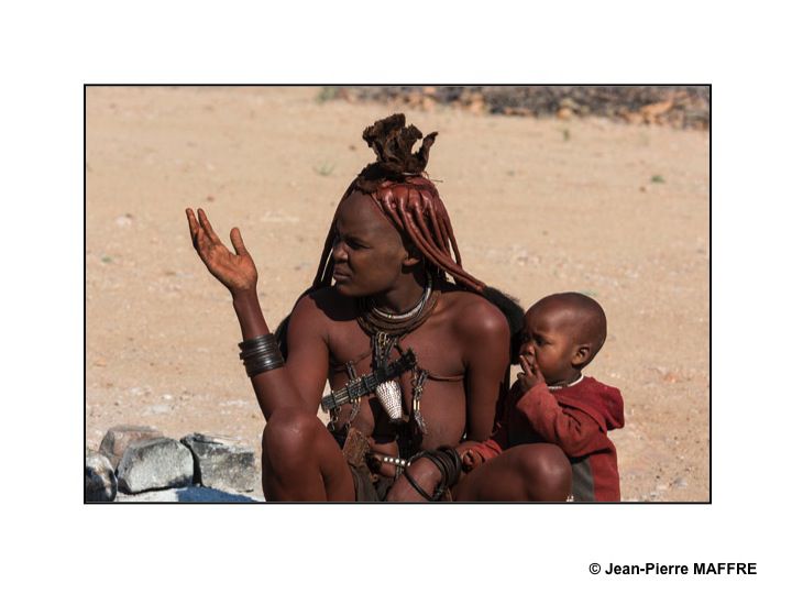 Présents en Afrique australe, les Himbas sont principalement établis au nord de la Namibie dans le désert côtier du Kaokoveld.