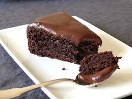 Gâteau moelleux au chocolat avec nappage pâte à sucre