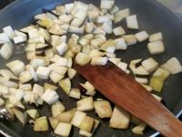 2 - Ciseler finement l'échalote. Tailler l'aubergine en petits morceaux. Faire revenir l'échalote à la poêle dans un filet d'huile d'olive, quand elle devient translucide réserver. dans la même poêle faire cuire les aubergines pendant quelques minutes (10 mn environ) à feu moyen. Vers la fin de la cuisson réintégrer l'échalote, assaisonner légèrement et réserver.  