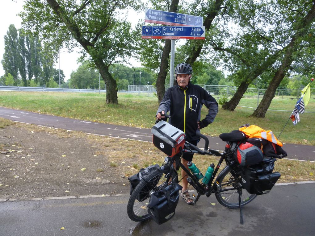 une Lada serbe de collection. Arrivée à Belgrade.Chiens errants anywhere. Merci cycliste belgradois ! Le Parlement serbe (Narodna). Jean Louis et Patrick cyclos français. Foire au foot et aux footeux