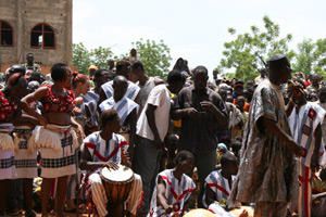 Voici 88 photos prises le dimanche 2 juillet 2006 lors de la f&ecirc;te du chef du village de Zorgho au Burkina Faso.<br /><br /><span style="font-size: 10pt; font-family: Arial;"><font size="1" style="color: rgb(255, 153, 0);"><a href="http://www.ecole-de-tenso-au-burkina.net ">&copy; www.ecole-de-tenso-au-burkina.net </a><br />Tous droits photos reserv&eacute;s</font></span>