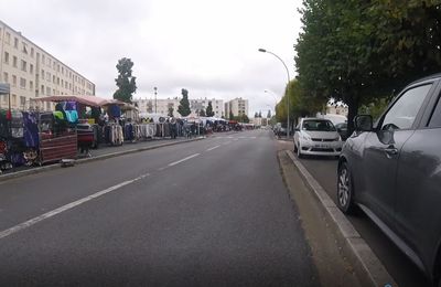 Près du marché hebdomadaire, le placier ne pourrait-il pas  avoir aussi le pouvoir de placer les voitures ? #GCUM