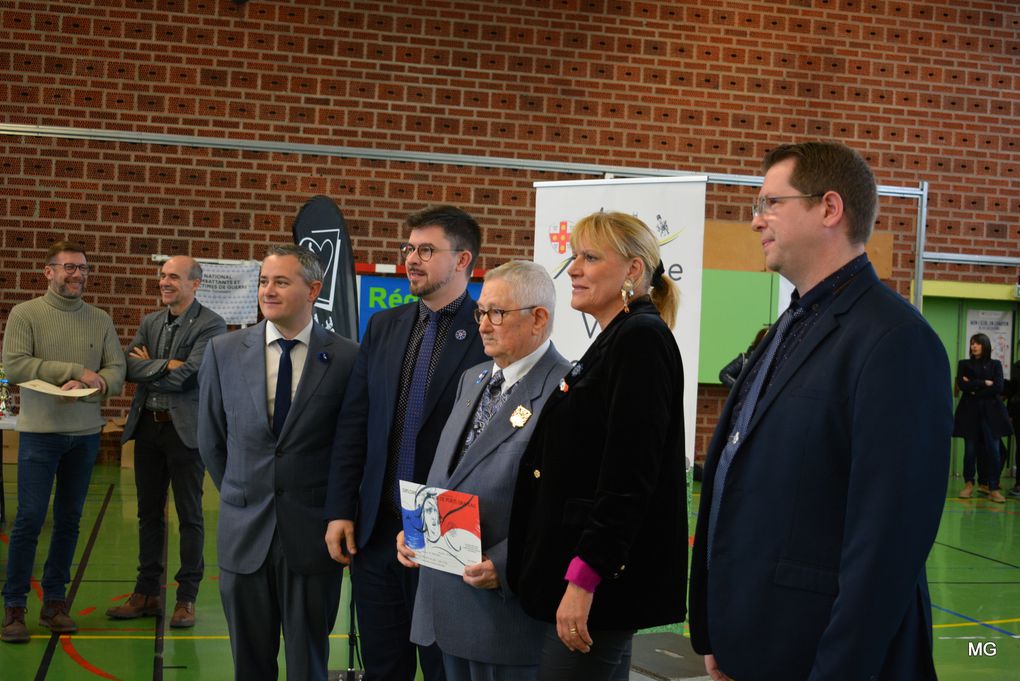 Albert Lacauve récevant l’insigne et le diplôme d’honneur de porte-drapeau pour ses 50 ans de service.