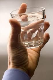 Un verre d'eau dans la main