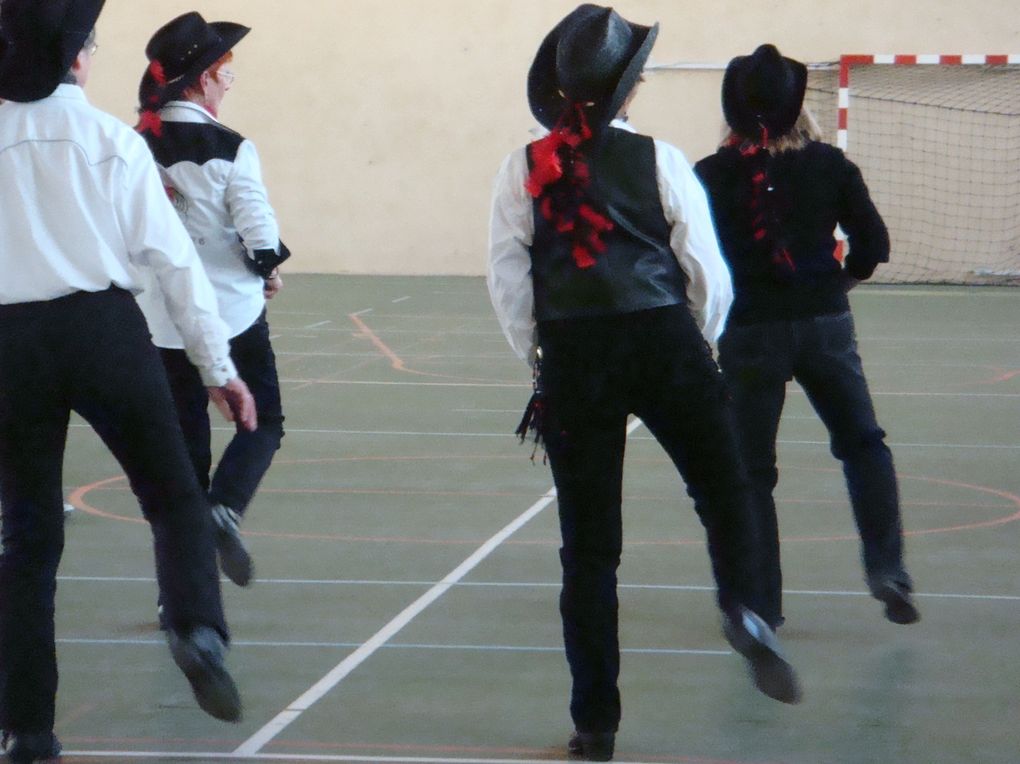 Très belle journée carnaval, le club de Cowboy Country 45 en pleine forme pour une belle démo, merci de votre participation. 
Merci aux photographes.