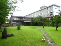 L'hôtel et le site, avec son Ashiyu 足湯, bain de pieds chauds, avec vue (par ciel dégagé) sur le volcan Sakurajima derrière la mer!