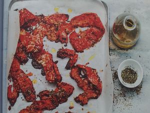 Chips de tomates au pecorino et origan.