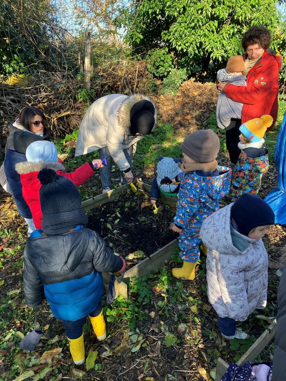 Les petits jardiniers et Casse noisettes , l'écureuil