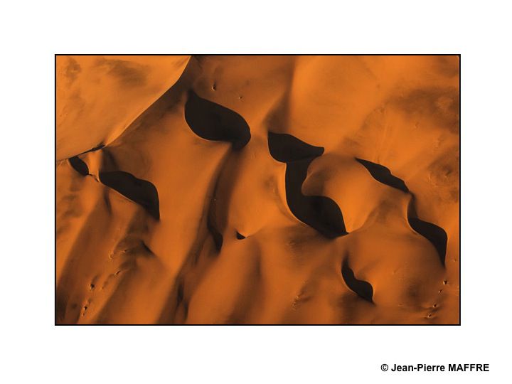 On imagine souvent les dunes de sable avec de belles formes arrondies. Vues d'avion, on découvre alors d'étonnantes lignes graphiques.