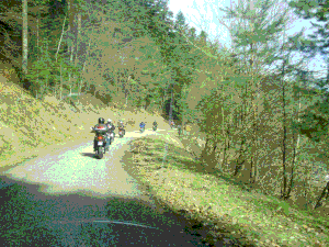 ON ATTAQUE LA PETITE MONTAGNE - LES VIEILLES MOTOS PASSERONT PAR ICI - ON S'ARRÊTERA SUR LE PARKING DE LA SALLE DES FÊTES DE WAGENBOURG