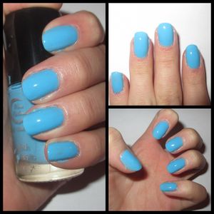 vernis à ongle bleu claire