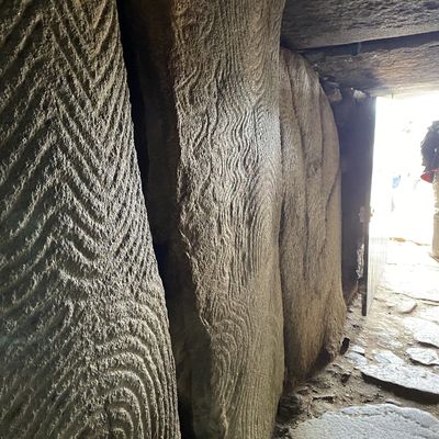 Les mystères du cairn de Gavrinis en Bretagne