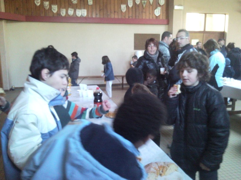 Le 22/01/2011, cours commun de 9h30 à 11h et de 11h à 12h GALETTE DES ROIS ET REINES dans le local du Basket.