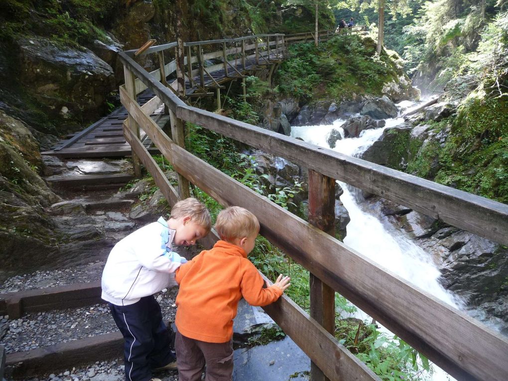 Parce que la montagne ce n'est pas que toute seule ! mais aussi avec deux loulous qui s'en donnent à coeur joie, là haut !