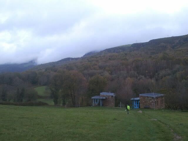 8 h30 en route sous la pluie . Les forces morales vont encore être sollicitées pour cette journée de pèlerinage car ça ne va pas être de la randonnée !!!