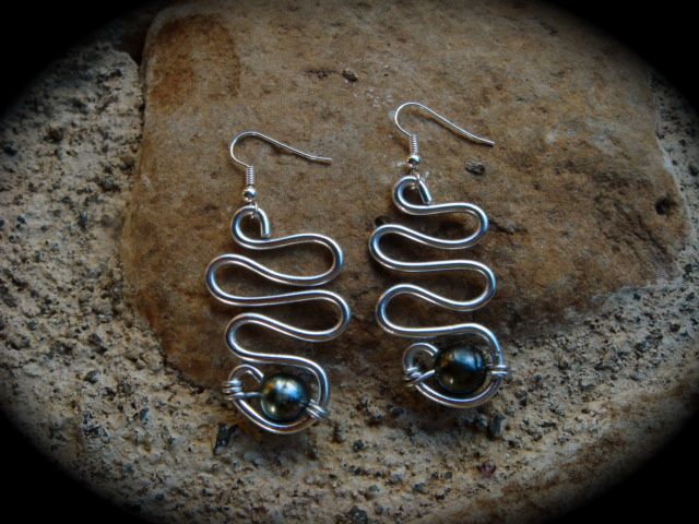 Boucles d'oreilles en aluminium et perle de Tahiti.