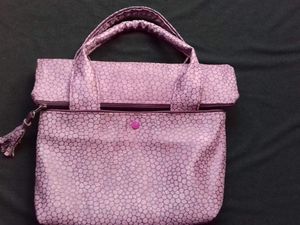 Sac en suédine craquelée prune et violet doublé coton violet, une grande poche fermée par zip et deux poches plaquées extérieur fermées par pression résine. Bandoulière amovible. Sac qui se porte sur l'épaule ou à la main. L30cm,H32cm (26 replié),P5cm