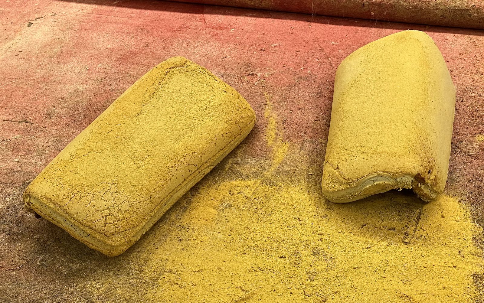 Réfection totale garnitures mousse manchettes d'accotoir lounge Eames n° 670