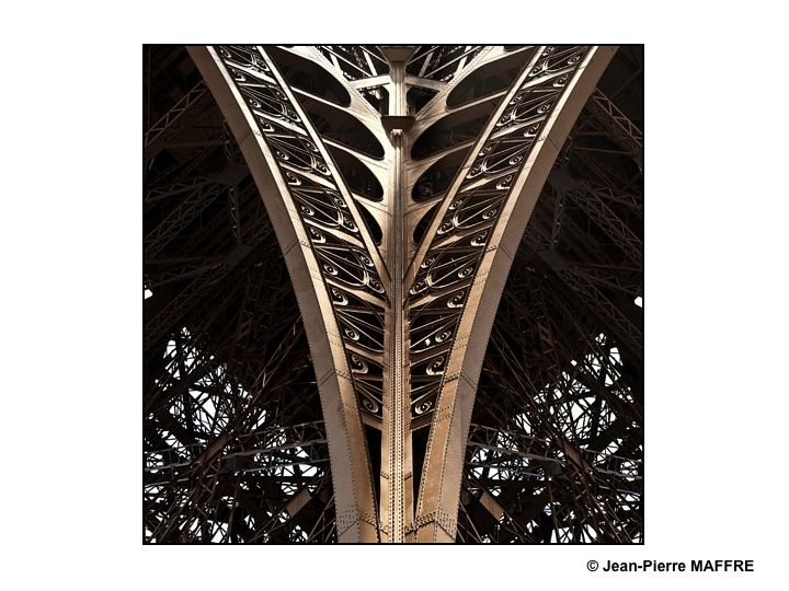 Toujours aussi jeune, la Tour Eiffel regorge de points de vues insolites qui s’offrent à un oeil attentif.