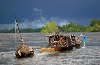 Embarcations dans l'orage à Montsoreau-Paysage-Loire-rivière-Fleuve-Montsoreau-Photo-Photographie-d'art-Maine et-Loire-tableau-17-Galerie-Gabare-Gabarre-bateau-déco-decoration-encadrée-mur-cadre-encadrement-