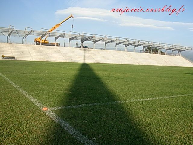 Photos de l'avancer des travaux de stade prise le jeudi 11 juin :
-Tribune JB Poli : on constate qu'il y aura un prolongement de la toiture derrière la tribune pour q'on soit à l'abri quand on rentre ou quand on sort de la tribune en cas de mauvai